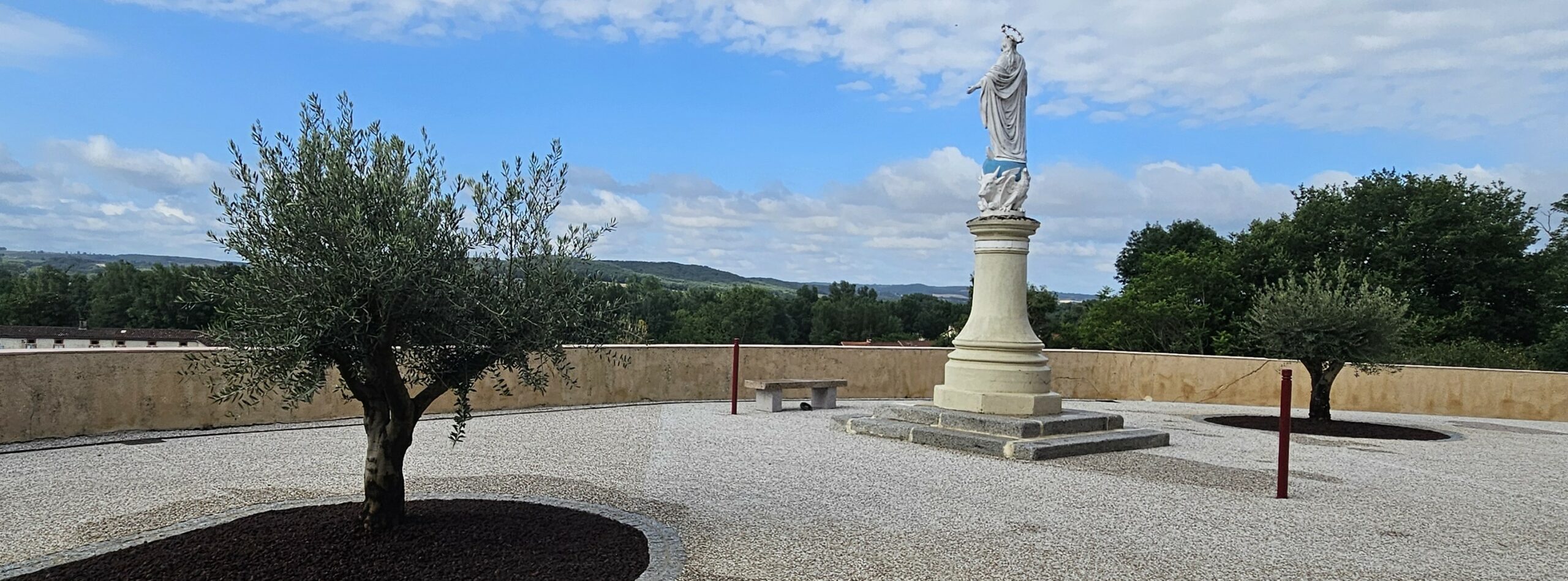 Parvis de l'Eglise